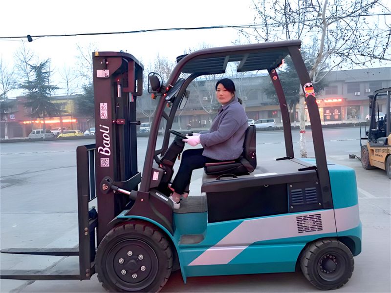 電動(dòng)叉車(chē)夏季使用注意事項(xiàng)
